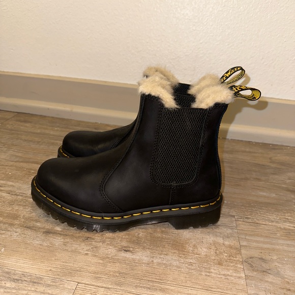 Dr. Martens furry Chelsea boot — SIZE 6 - Picture 2 of 4